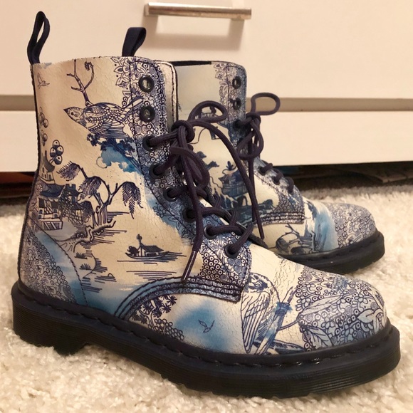 Dr. Martens Willow Cristal Suede - Picture 2 of 8